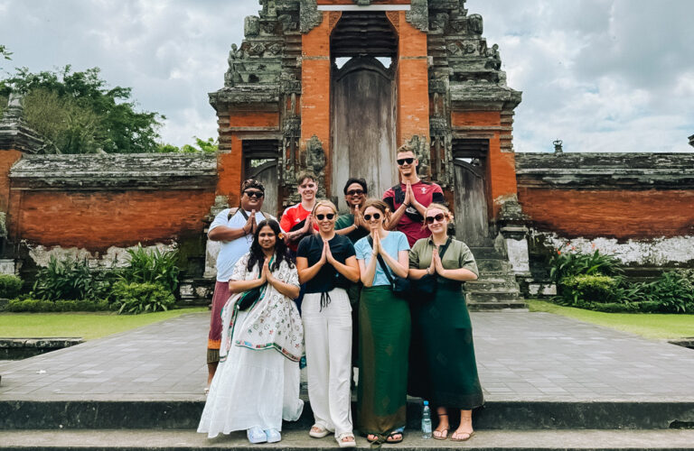 Gruppenbild vorm Pura taman Ayun Tempel