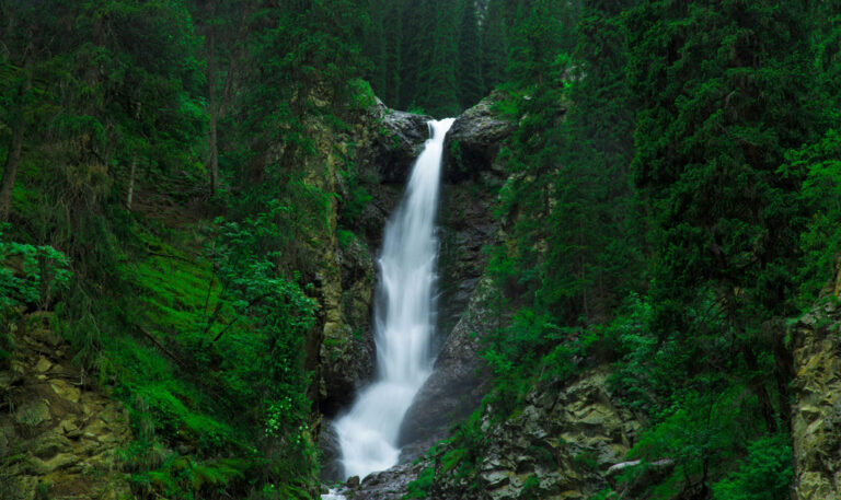 Beeindruckender Barskoon Wasserfall