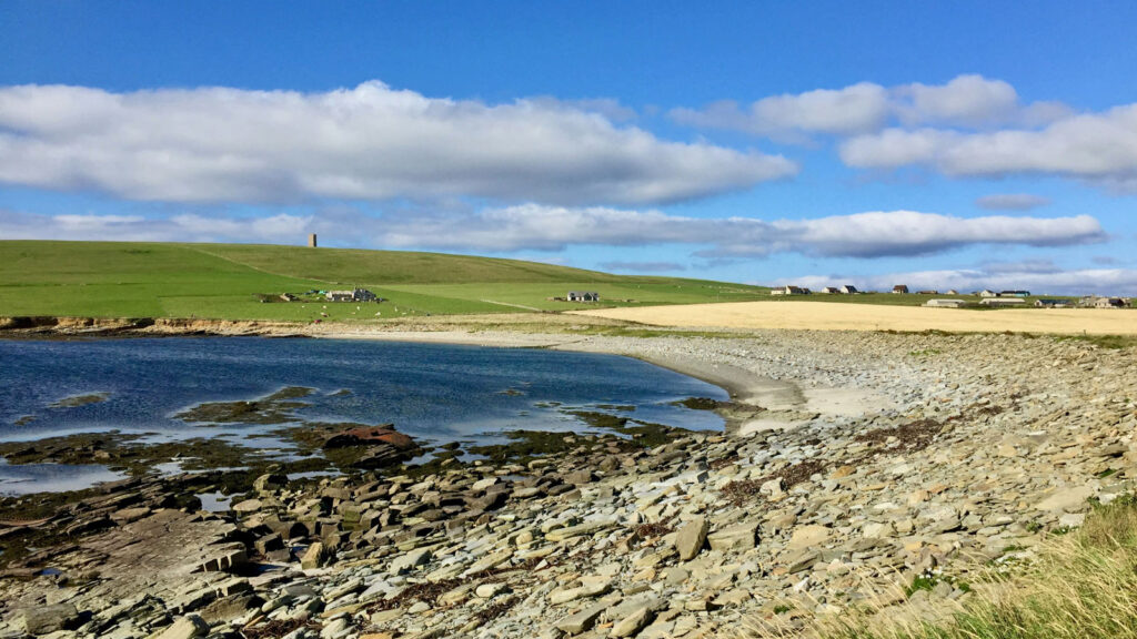 Gras-Sand-Steinstrand auf den Orkney Inseln