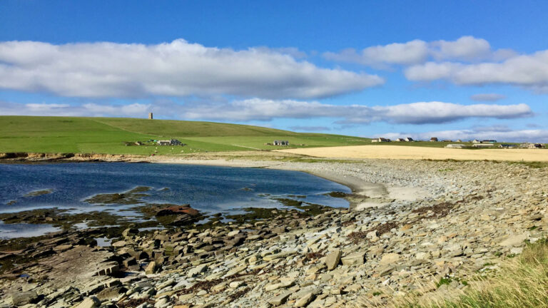 Gras-Sand-Steinstrand auf den Orkney Inseln