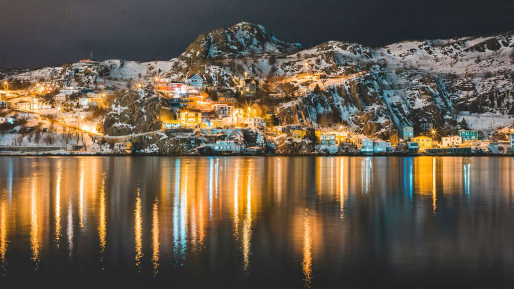 Blick auf St. John's bei Nacht mit Spiegelung auf dem Wasser