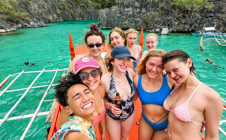 Gruppenbild auf traditionellem Boot