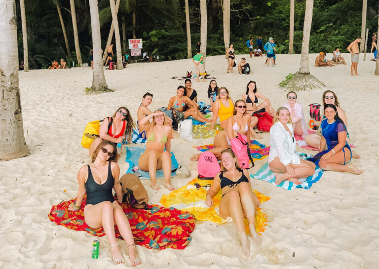 Gruppe am Strand beim Inselhüpfen um Port Barton