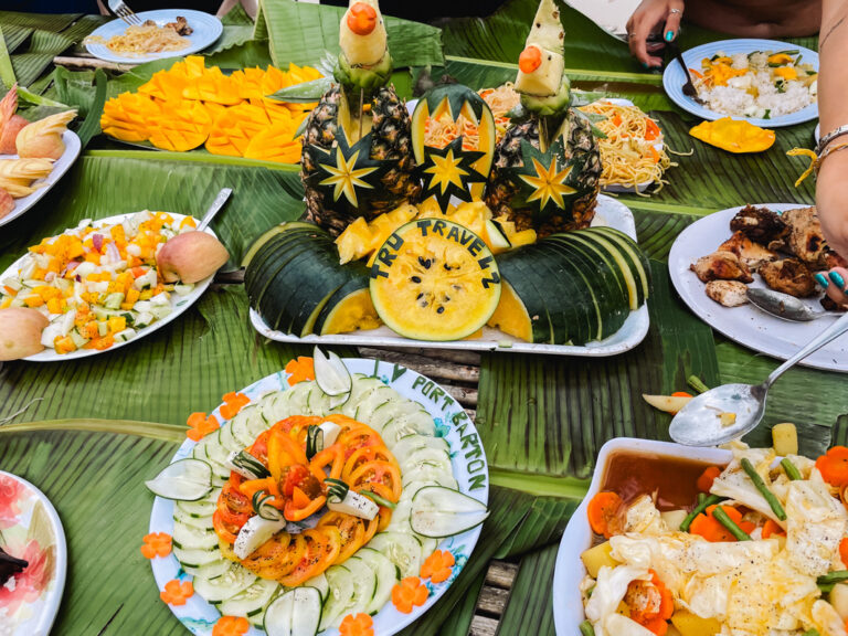 Kunstvoll verziertes Obst und Gemüse für das Mittagessen