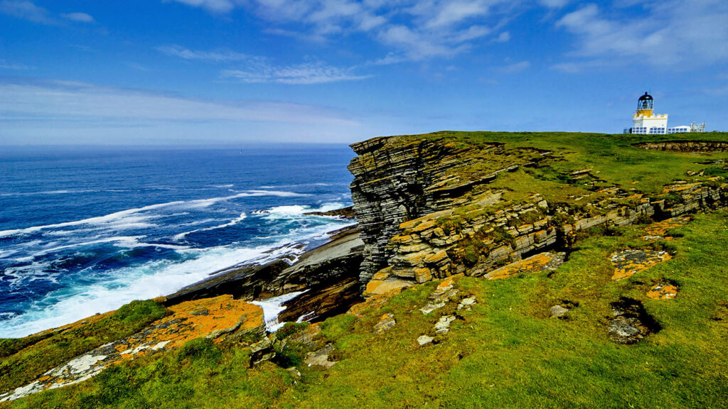 Küstenlandschaft mit Leuchtturm auf den Orkney Inseln