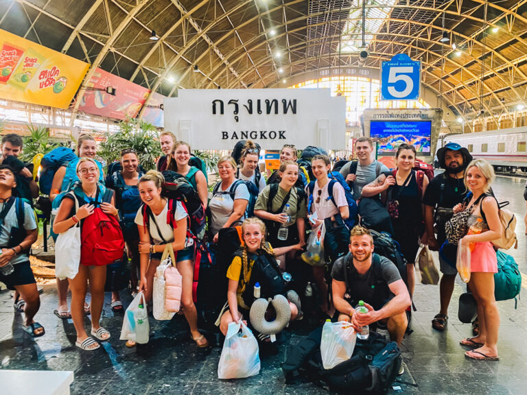 Gruppenbild Im Bahnhof in Bangkok