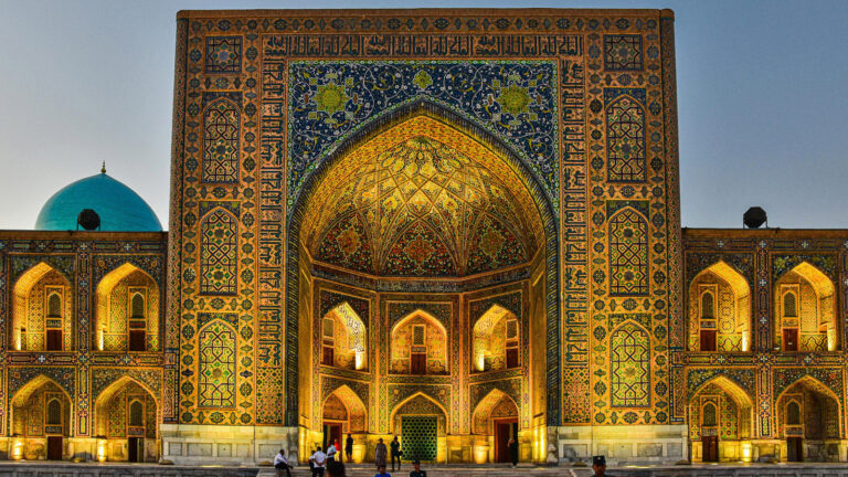 Beleuchtete Moschee in Smarkand