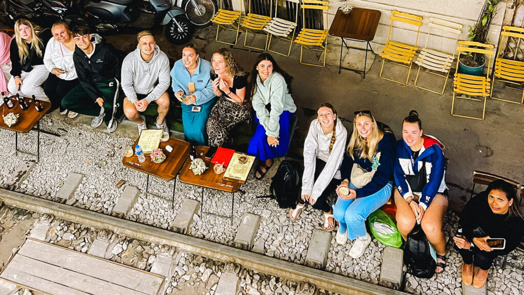Gruppenbild von oben in der Train Street in Hanoi