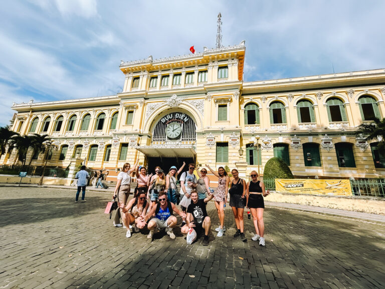 Gruppenbild vorm historischen Postamt von Saigon