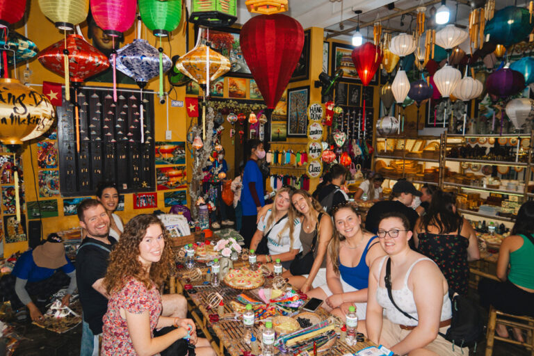 Gruppe beim Laternen-Workshop