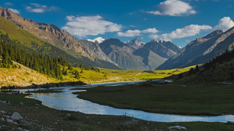 Fluss mit Bergen im Hintergrund in Kirgistan