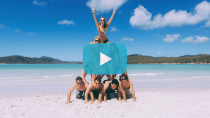 Junge Erwachsene am Strand während einer Gruppenreise als Beispiel für Gruppenreisen junge Leute und junge Erwachsene Reisen weltweit