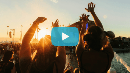 Junge Erwachsene feiern gemeinsam bei einem Festival während einer Gruppenreise als Beispiel für Gruppenreisen junge Leute und junge Erwachsene Reisen