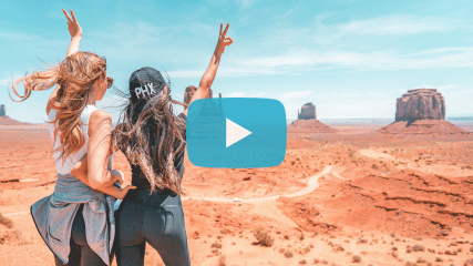 Junge Erwachsene auf einer Gruppenreise durch die USA mit Blick auf Monument Valley als Beispiel für Gruppenreisen junge Leute und junge Erwachsene Reisen