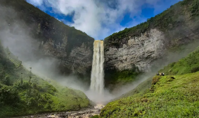 Hoher Wasserfall Kaieteur Falls im Potaro River Nationalpark Guyana mit Wanderern auf grünem Plateau