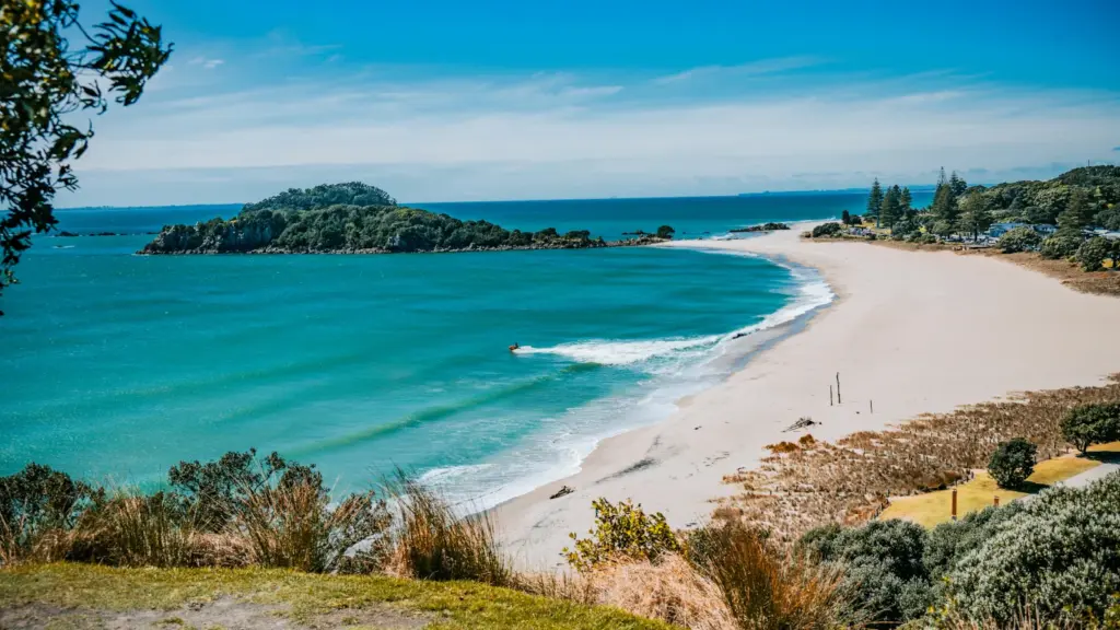 Panoramablick auf den Strand von Mount Maunganui an der Bay of Plenty auf der Nordinsel Neuseelands