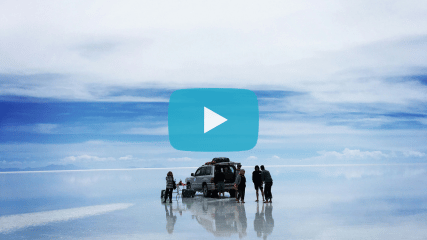 Junge Erwachsene bei einer Gruppenreise auf einer Salzwüste in Südamerika als Beispiel für Gruppenreisen junge Leute und Abenteuerreisen