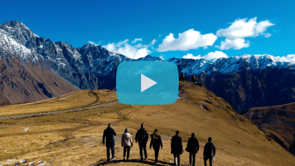 Gruppe junger Erwachsener in den Bergen Europas während einer Gruppenreise als Beispiel für Gruppenreisen junge Leute und Outdoor Reisen