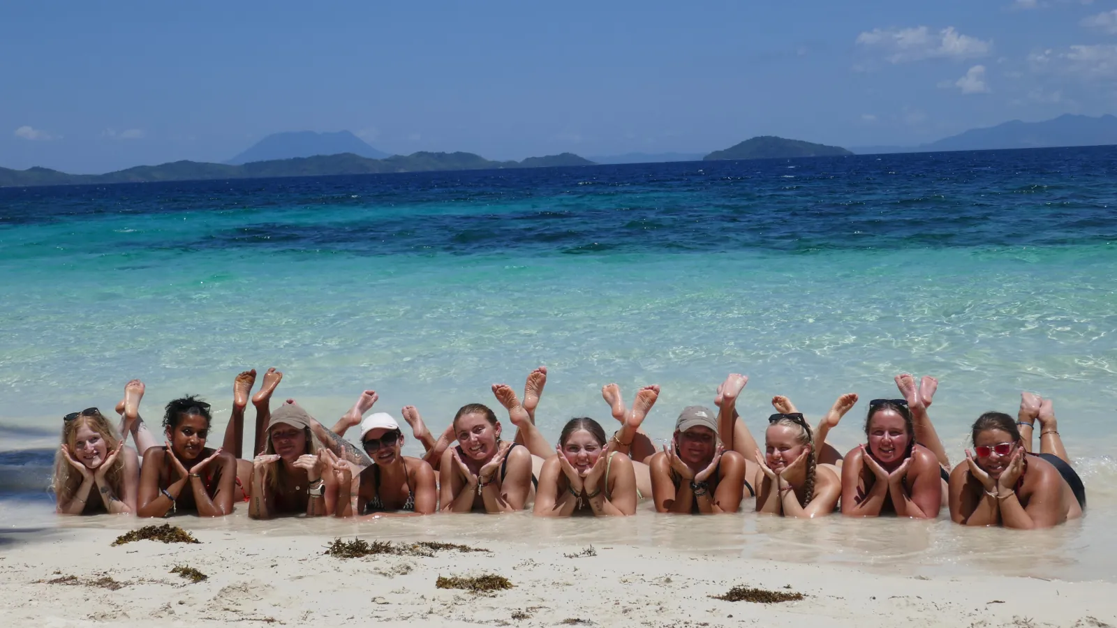 Junge Leute bei einer Gruppenreise im Meer der Philippinen