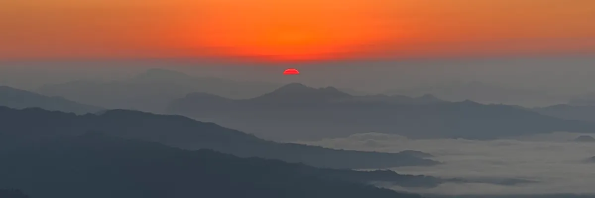 Sonnenaufgang über den Bergen des Himalaya in Nepal mit Nebel im Tal