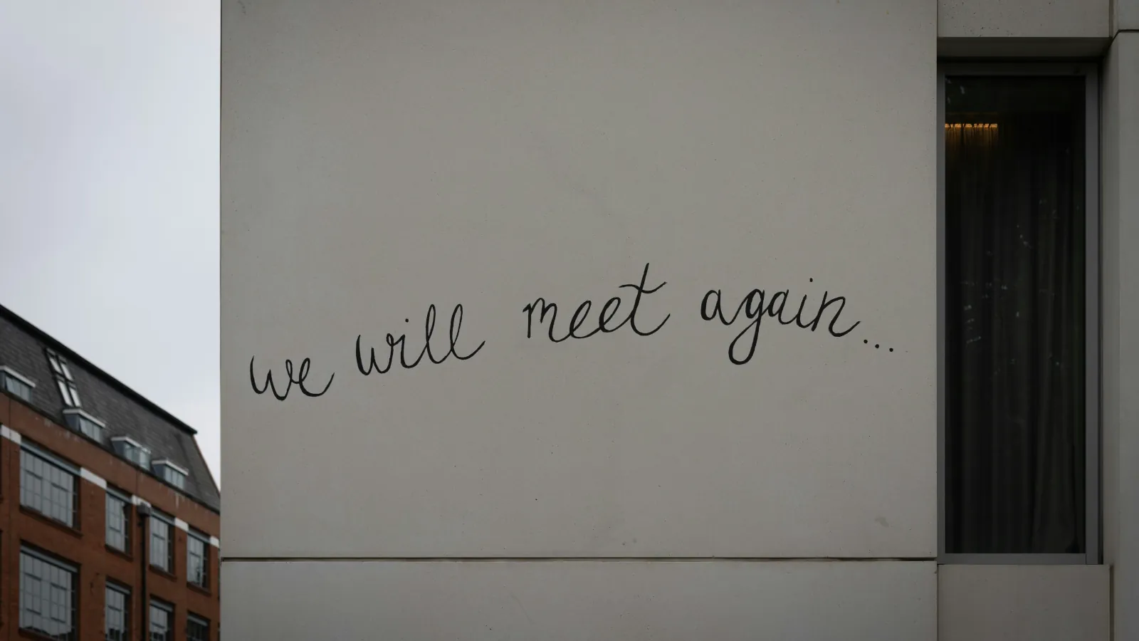 Schriftzug „we will meet again“ an einer Hauswand als Symbol für Reisebekanntschaften, Freundschaften und Wiedersehen nach einer Gruppenreise