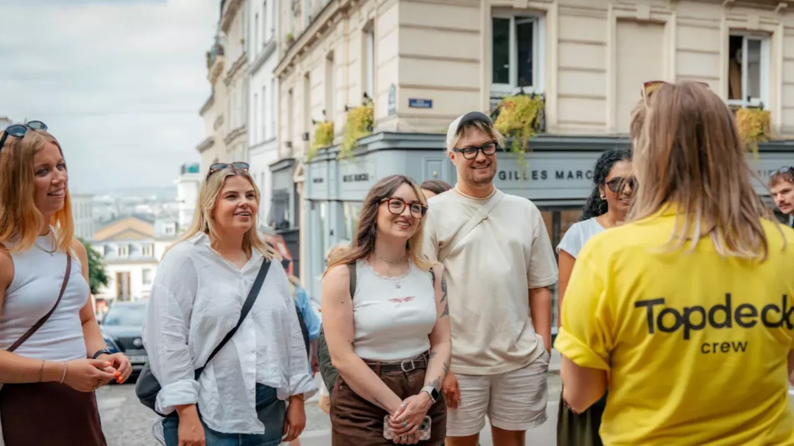 Junge internationale Reisegruppe auf einer Topdeck Travel Gruppenreise