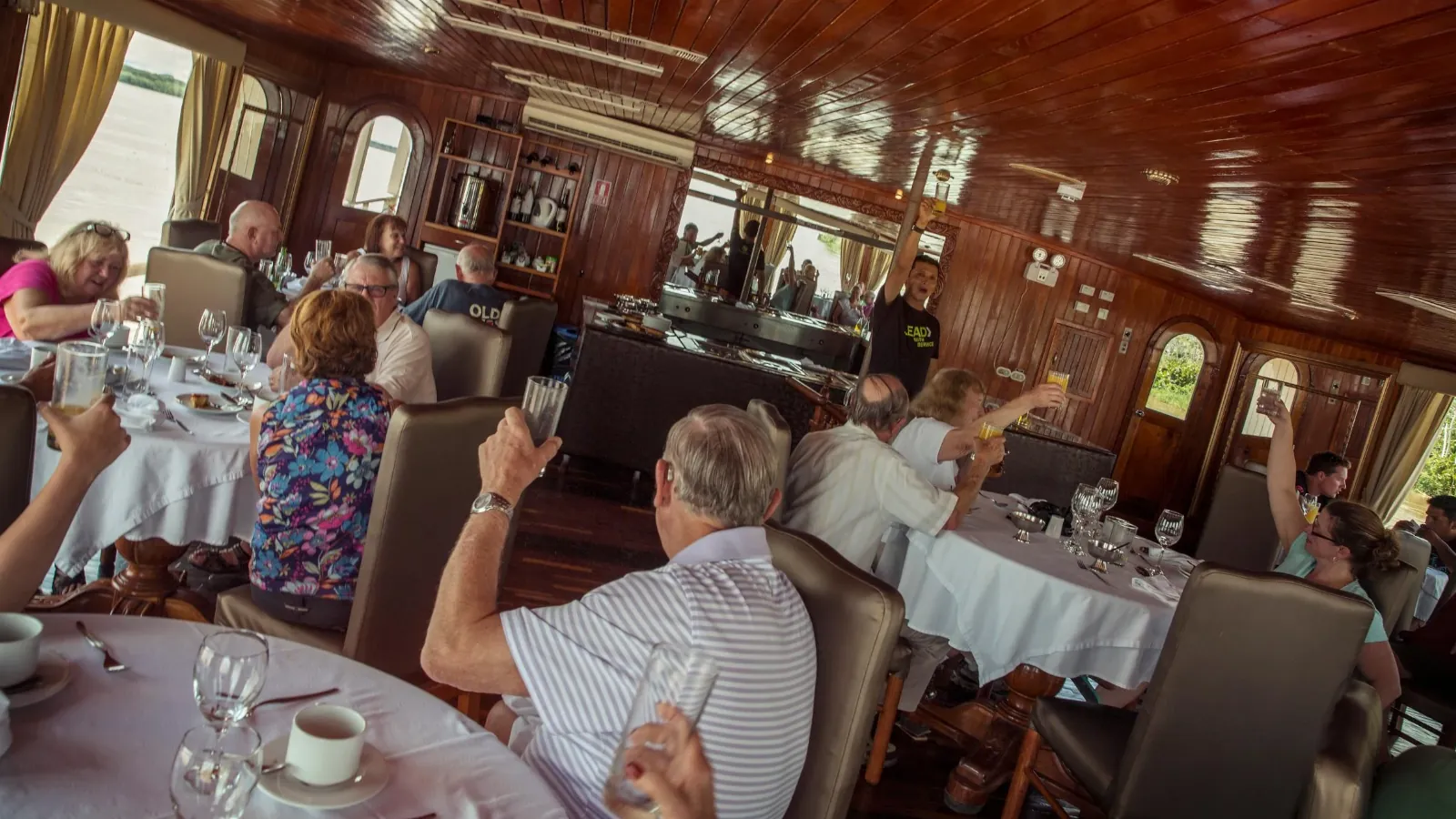 Reisegruppe beim gemeinsamen Abendessen und Pisco-Sour-Abend im stilvollen Speisesaal der Amazonas-Kreuzfahrt Amatista in Peru