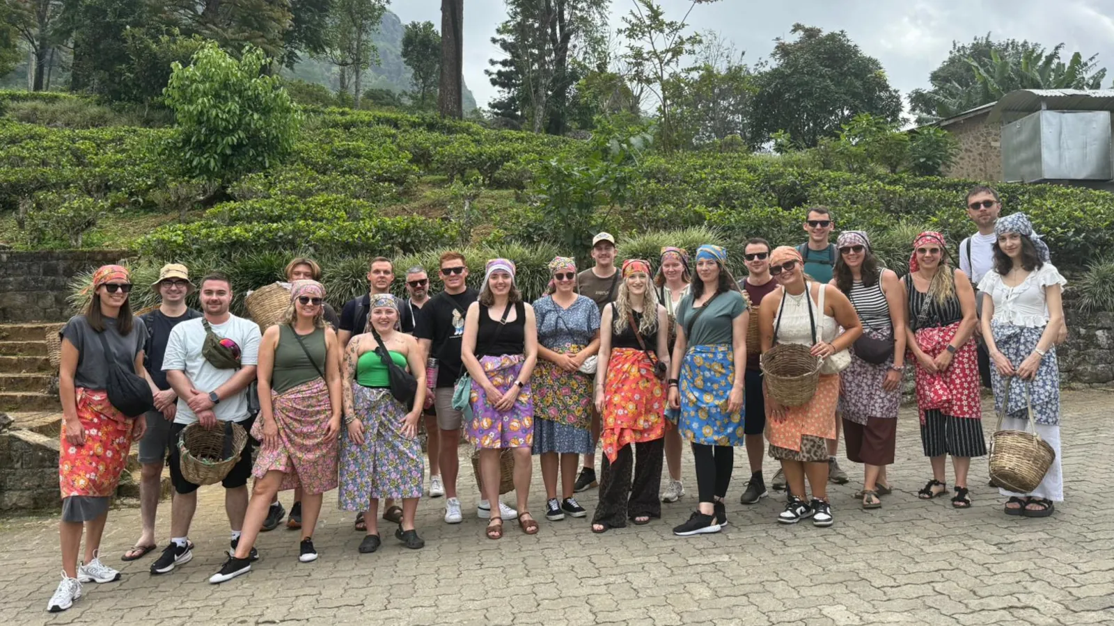 Internationale Reisegruppe bei einer kulturellen Aktivität in Sri Lanka während einer organisierten Gruppenreise
