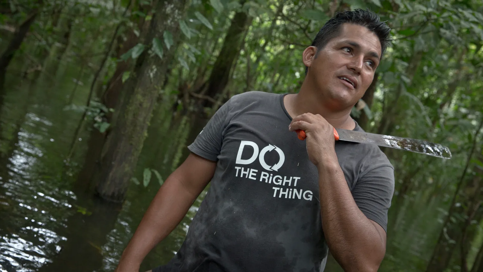 Erfahrener Naturguide im überfluteten Regenwald des peruanischen Amazonas während einer Exkursion im Pacaya-Samiria Nationalreservat