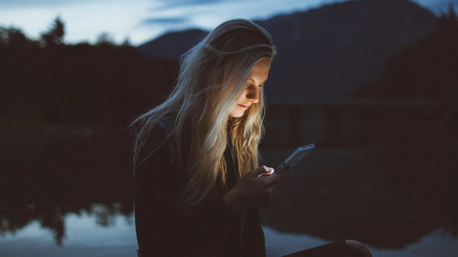 Junge Reisende entdeckt Reiseinspiration über TikTok und Instagram in einer Naturkulisse