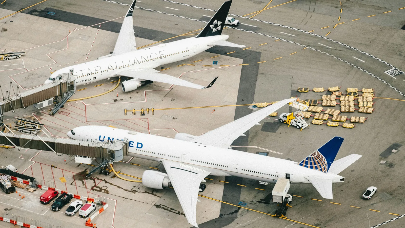 Flugzeuge verschiedener Airlines auf einem internationalen Flughafen