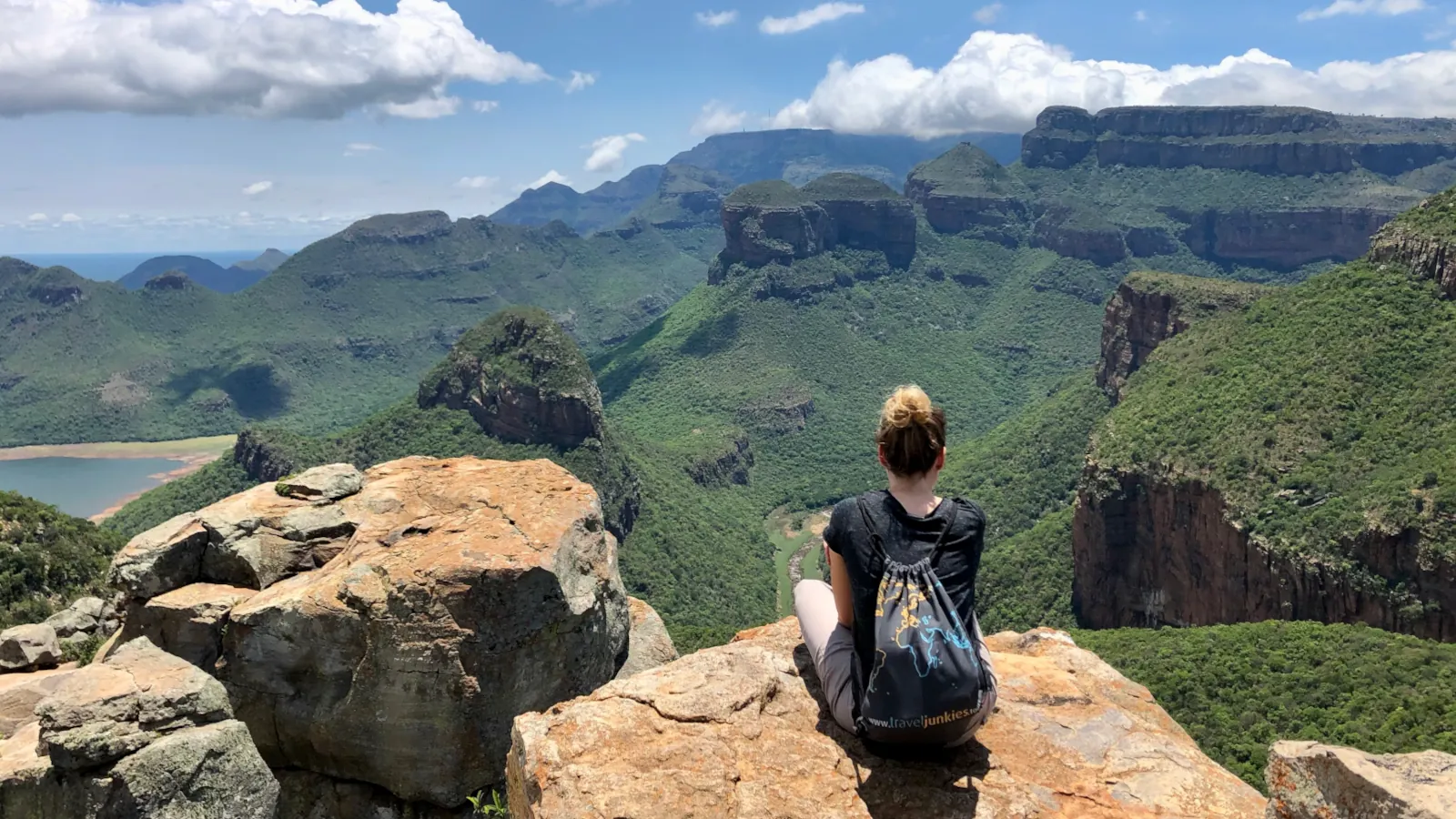 Reisende genießt den Ausblick über die Berglandschaft Südafrikas