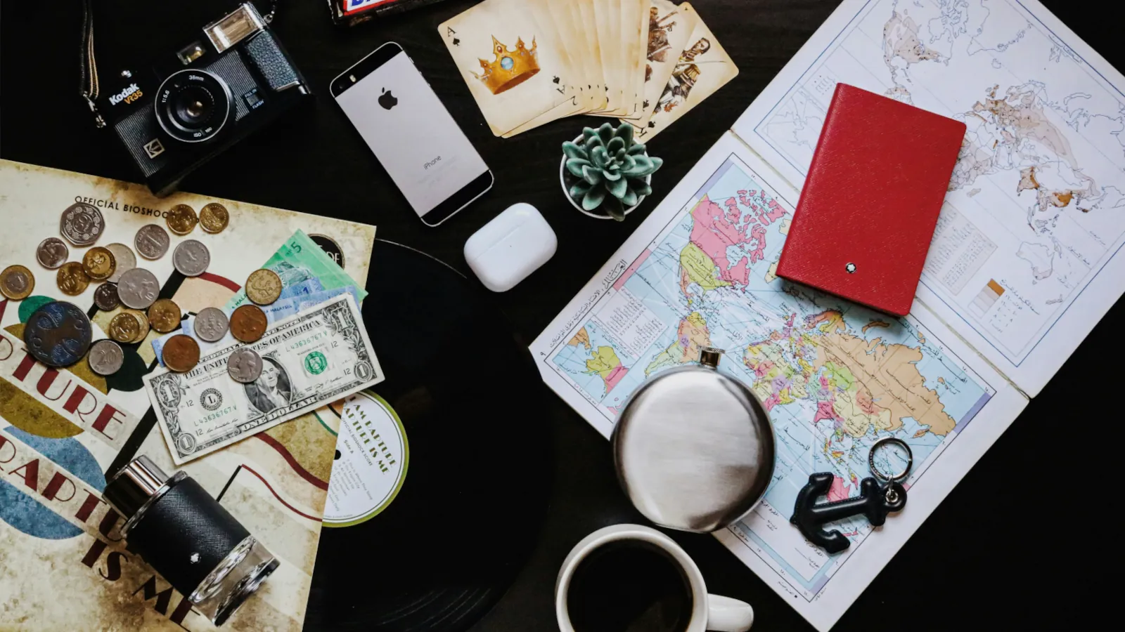 Weltkarte, Reisepass, Geld und Smartphone bei der Planung einer Weltreise