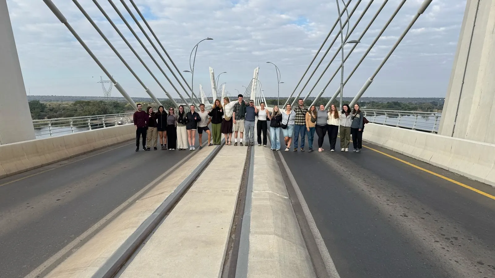 Reisegruppe auf einer Brücke zwischen mehreren Ländern im südlichen Afrika