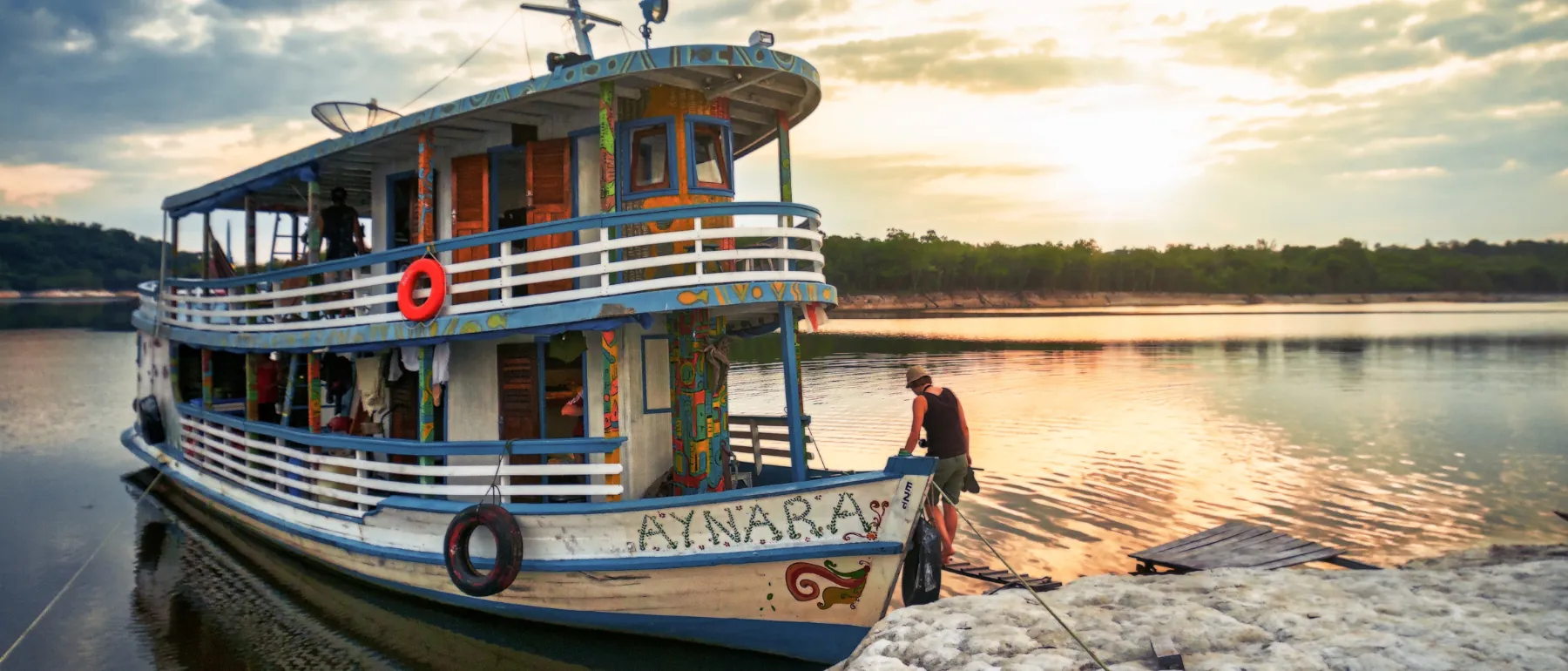 Traditionelles Amazonas Flussschiff bei Sonnenuntergang in Brasilien. Ausgangspunkt für mehrwöchige Expeditionen durch den Regenwald