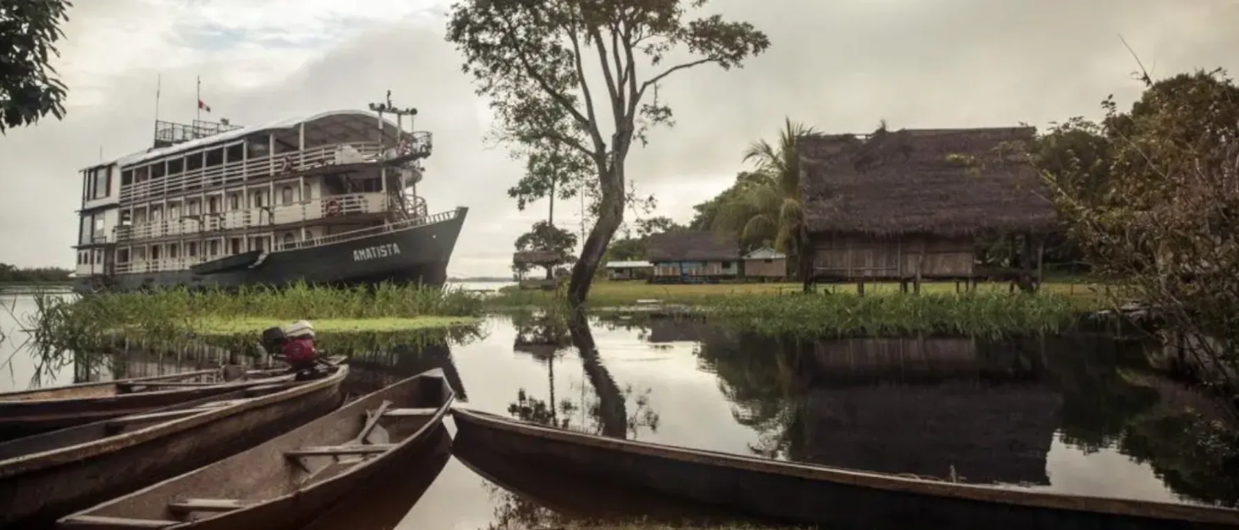 Amatista Flusskreuzfahrtschiff auf dem Amazonas im Pacaya Samiria Nationalreservat bei Iquitos in Peru