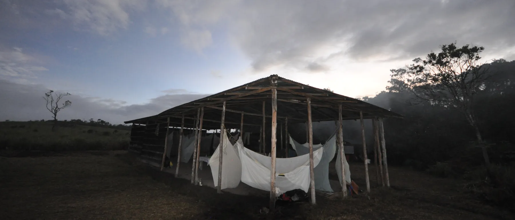 Selbst gebautes Survival Camp mit Hängematten und Moskitonetzen im brasilianischen Amazonas Regenwald