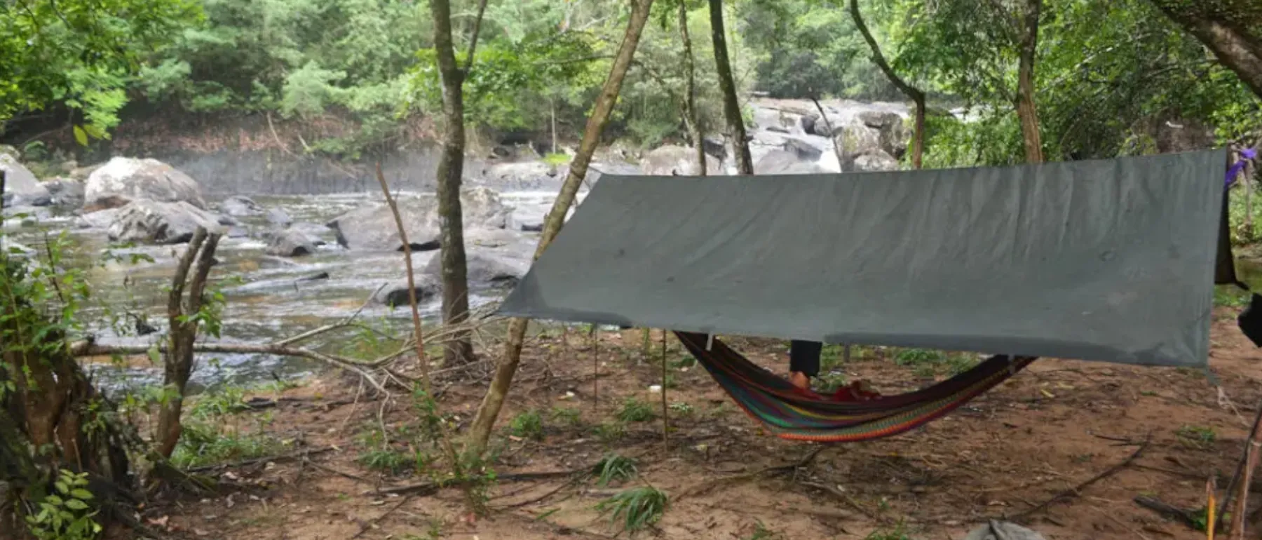 Hängematten Camp am Fluss in den Kanuku Mountains in Guyana während einer Wildlife Expedition