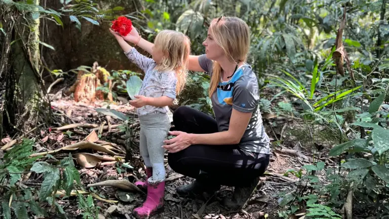 Kleinkind und Mutter erkunden gemeinsam den Regenwald im Cuyabeno Wildlife Reserve in Ecuador
