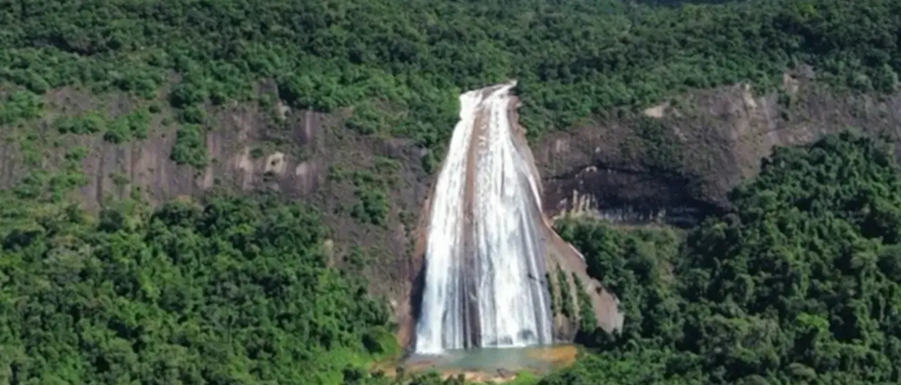 Salto Duruhuäyae Wasserfall im unberührten Regenwald Venezuelas während einer Trekking Expedition