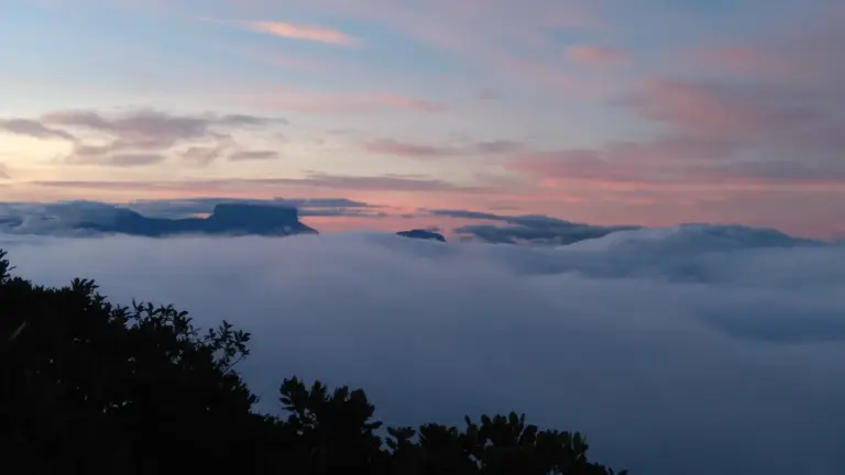 Tafelberg am Auyan Tepui über einem dichten Wolkenmeer bei Sonnenuntergang in Venezuela