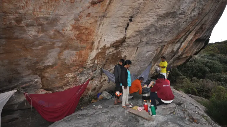 Expeditionscamp mit Hängematten unter einem Felsvorsprung am Auyan Tepui in Venezuela