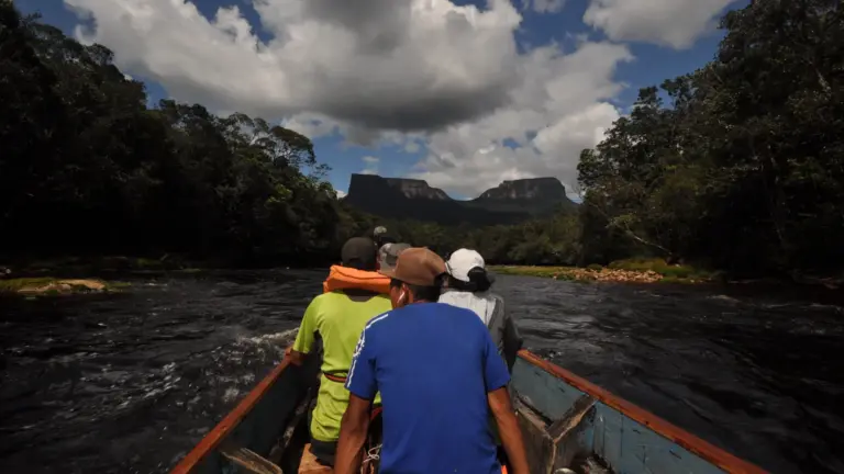 Bootsfahrt durch den Canaima Nationalpark mit Blick auf die mächtigen Tafelberge Venezuelas
