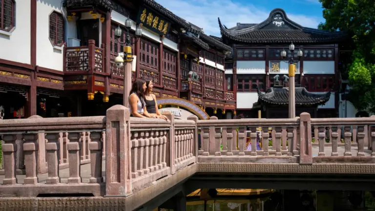 Junge Reisende vor traditioneller chinesischer Architektur am Yu Garten in Shanghai
