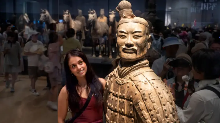 Junge Reisende neben einem Krieger der Terrakotta-Armee in Xi'an auf ihrer China Erlebnisreise