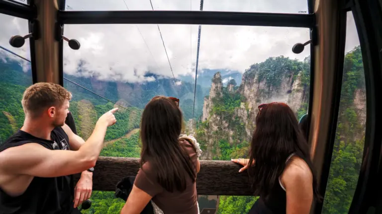 Junge Reisende in einer Seilbahn mit Blick auf die spektakulären Sandsteinsäulen von Zhangjiajie in China
