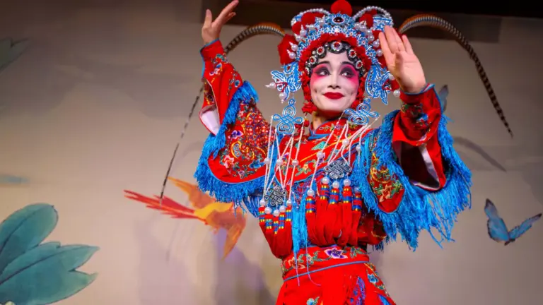 Darsteller in traditionellem Kostüm bei einer Sichuan-Oper mit Face Changing in Chengdu