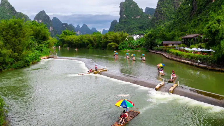 Bambusflöße auf einem Fluss zwischen den grünen Karstbergen von Yangshuo in China