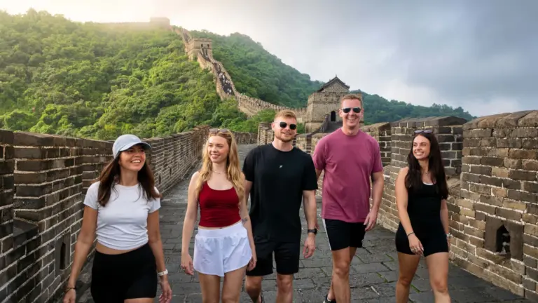 Junge Reisegruppe auf der Chinesischen Mauer bei Mutianyu während einer China Erlebnisreise