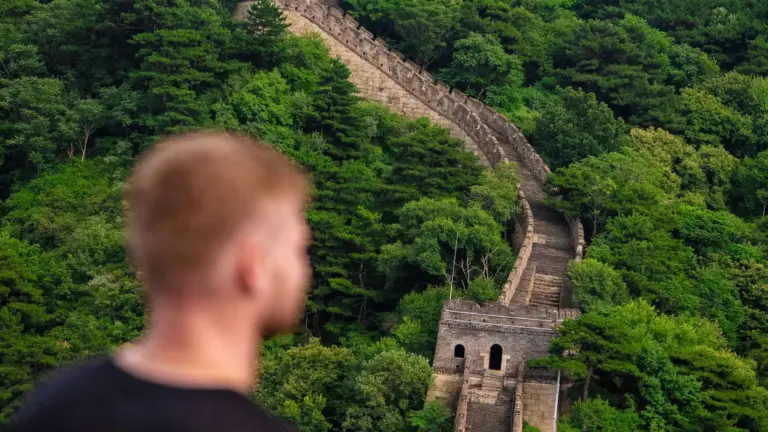 Reisender mit Blick auf die Chinesische Mauer bei Mutianyu nahe Peking